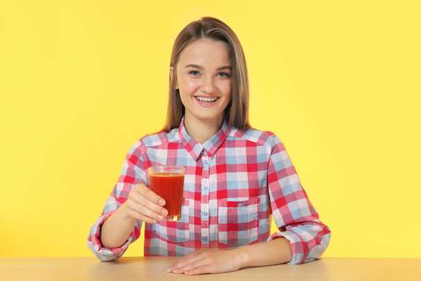 woman with glass of fresh juice - Foto, immagini
