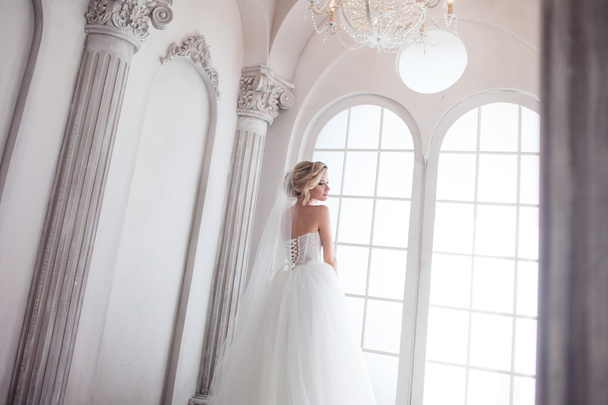 Charming young bride in luxurious wedding dress. Pretty girl, the photo Studio - Foto, Imagem