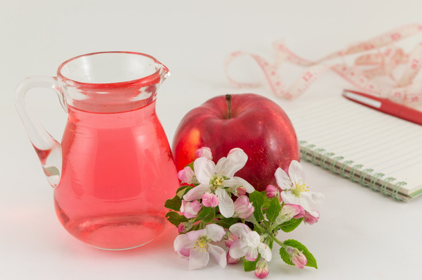Apple en apple azijn, versierd met bloemen - Foto, afbeelding