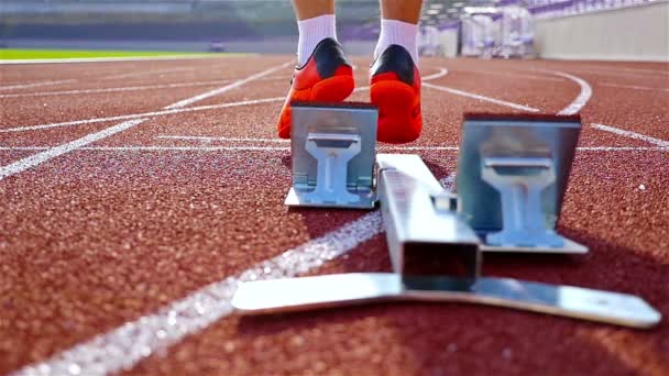 Egyetlen atlétika sprinter egy stadionban, kezdve a blokkból, lassú mozgás - Felvétel, videó