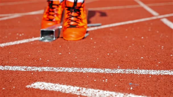 Одиночный легкоатлетический спринт на стадионе, стартующий из блока, замедленное движение
 - Кадры, видео