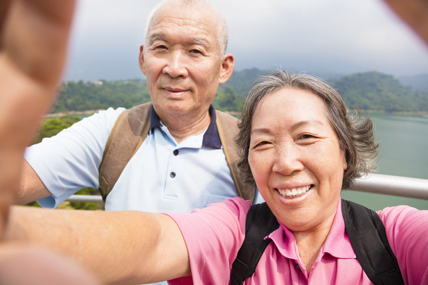 feliz pareja de ancianos tomando fotos con selfie teléfono inteligente
 - Foto, imagen