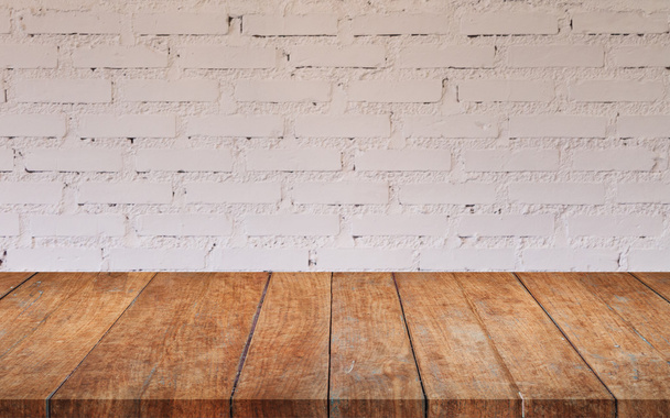 Brązowy drewniany blat z białej cegły ściany - Zdjęcie, obraz