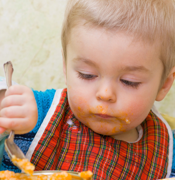 milý chlapeček jíst squash - Fotografie, Obrázek