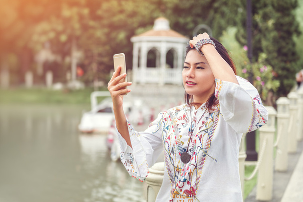 Fotos de Mujer asiática mirando el teléfono
  - Foto, imagen