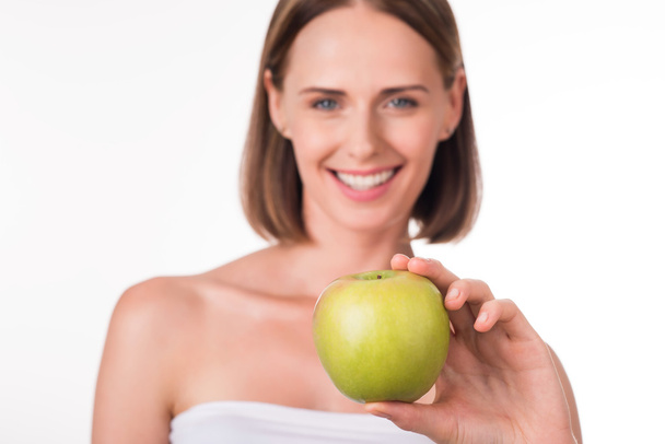 Nice young woman with apple - Foto, afbeelding
