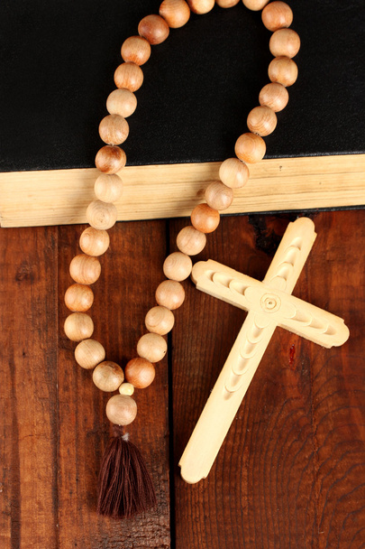 The Wooden rosary beads and holy bible close-up - Foto, Imagen