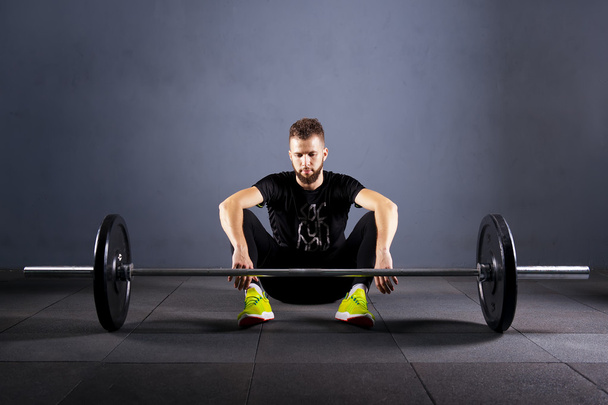 Athlete motivates before barbells exercise at gym - Foto, Bild