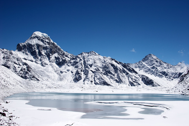 Icy lake and mountains, Everest region, Himalaya, Nepal - Foto, afbeelding