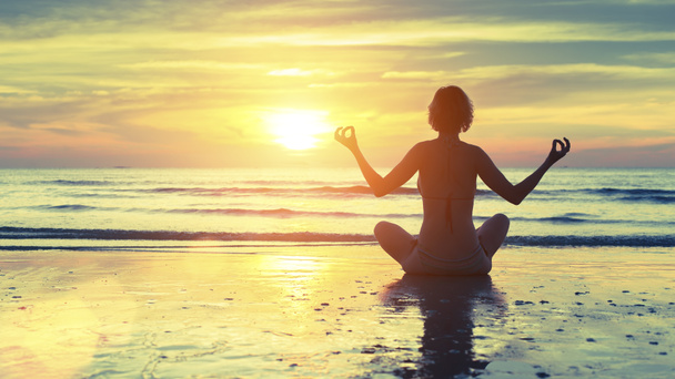 Yoga vrouw op zee strand - Foto, afbeelding