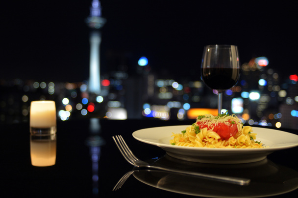 Kolacja przed Auckland city skyline w nocy - Zdjęcie, obraz