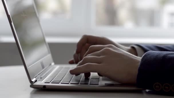un hombre utiliza un ordenador portátil - Metraje, vídeo