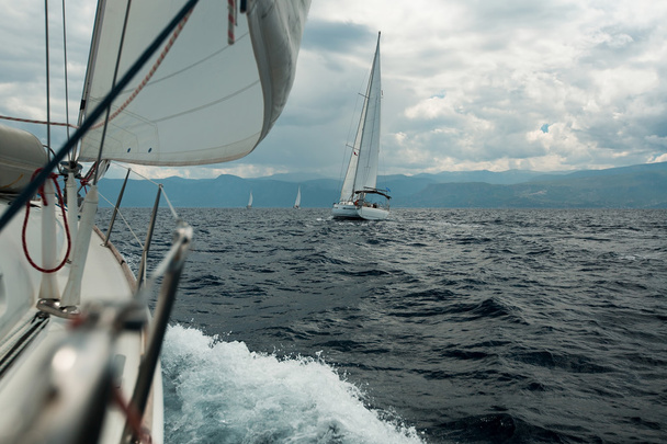 Course de yachts en mer
 - Photo, image
