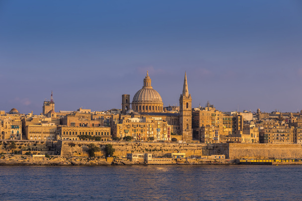Valletta, Malta - St.Paul słynnej katedry i starożytne miasto Valletta na zachód słońca, czyste, Błękitne niebo - Zdjęcie, obraz