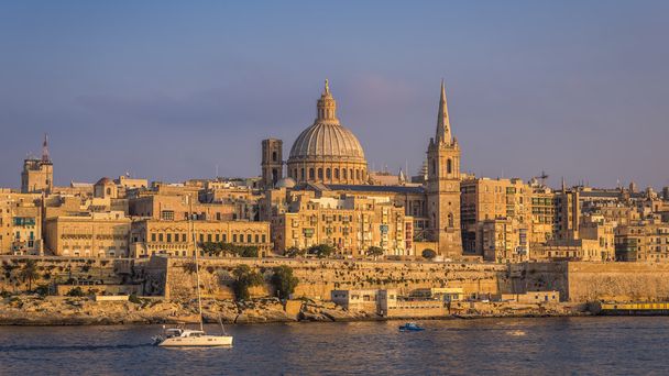 La Valeta, Malta - Velero y la famosa Catedral de San Pablo con la antigua ciudad de La Valeta al atardecer
 - Foto, Imagen