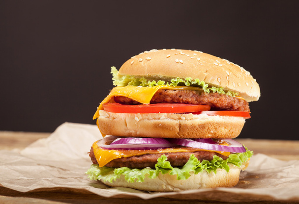 Ahşap arka plan üzerinde taze burger - Fotoğraf, Görsel