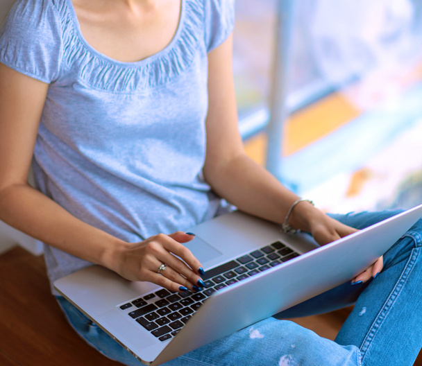 Young beautiful woman using a laptop computer at home - Foto, immagini