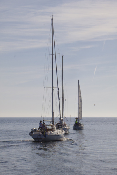 Barcos à vela em direcção ao mar
 - Foto, Imagem