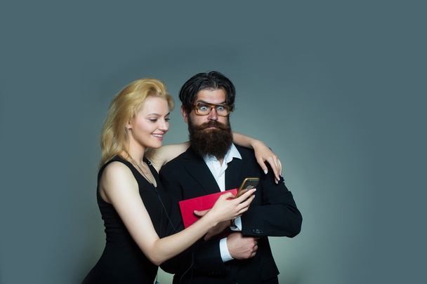 Surprised couple look in smartphone - Фото, изображение