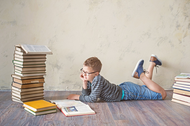 schoolboy with books - Valokuva, kuva