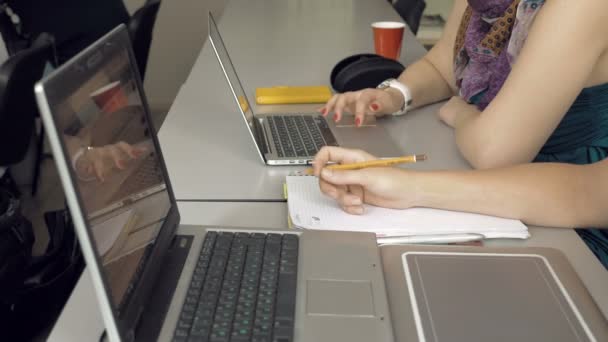 Estudiante niñas con sus computadoras portátiles
 - Metraje, vídeo