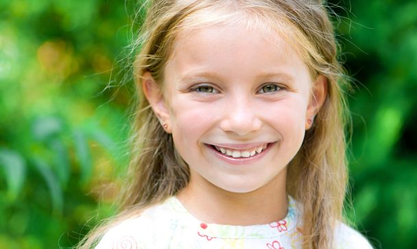 Face of smiling girl - Foto, afbeelding