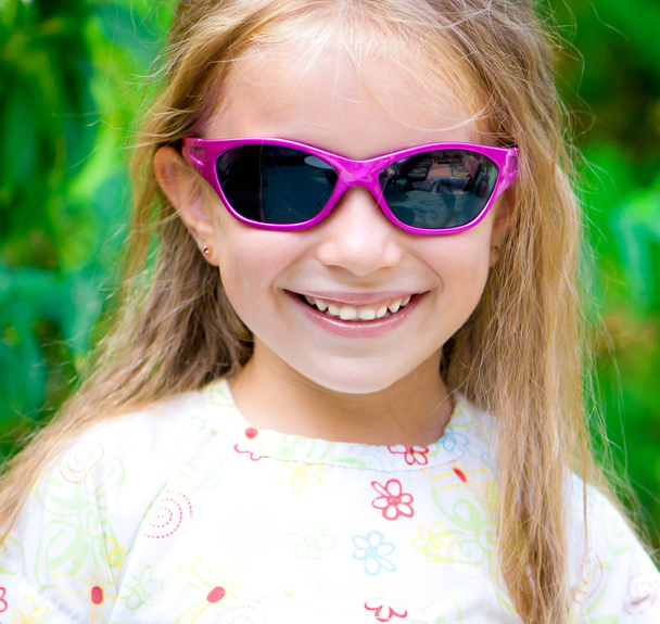 Girl in violet sunglasses - Φωτογραφία, εικόνα