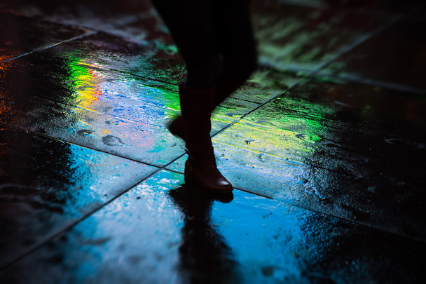 ruas NYC após a chuva com reflexões sobre asfalto molhado
 - Foto, Imagem