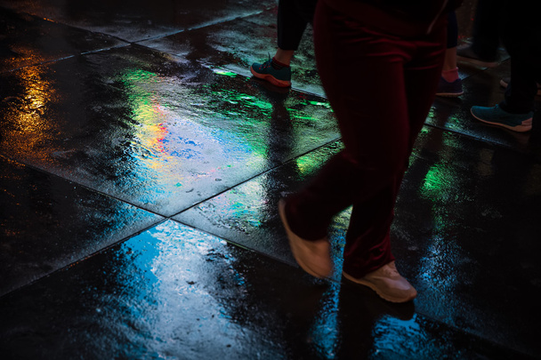 NYC kadut sateen jälkeen heijastuksia märkä asfaltti
 - Valokuva, kuva