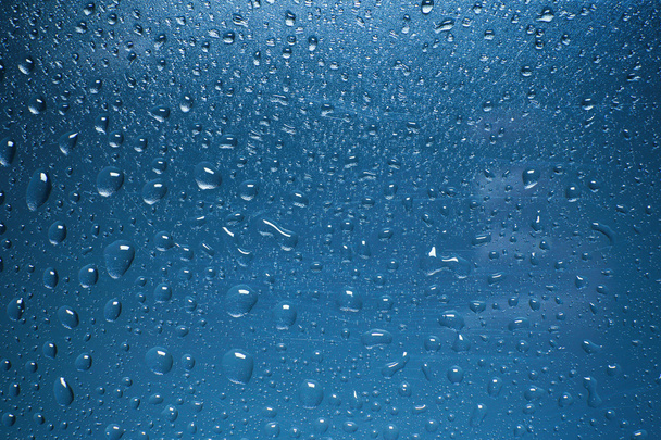 窓に雨の滴。ガラス窓に水雨粒します。 - 写真・画像