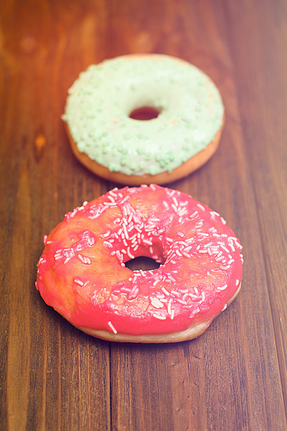donut sur le tableau noir représentant l'abus de sucre sucré et la dépendance égale poids corporel en surpoids et une alimentation malsaine dans l'image conceptuelle
 - Photo, image