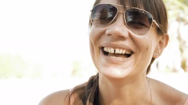 Kobieta się śmieje wyraziscie i emocjonalnie - Materiał filmowy, wideo