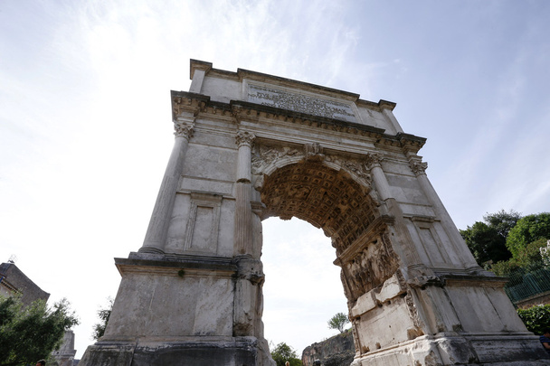 Łuk Tytusa jest 1 w. zaszczytnymi łuku znajduje się na via sacra, Rzym, tylko do południowo wschodniej części forum Romanum. - Zdjęcie, obraz