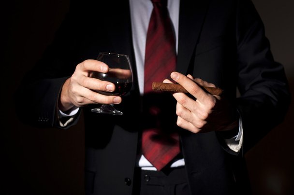 rijke persoon, houdt een sigaar en whisky - Foto, afbeelding