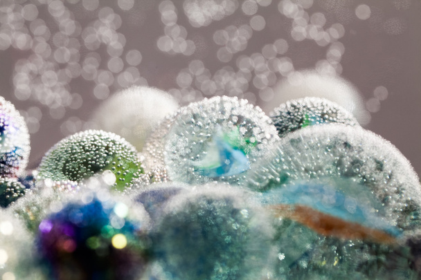 カラフルなガラス球、泡と光で抽象的な水中の構成 - 写真・画像