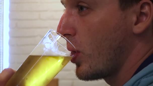 Stok video görüntüleri Restoran adam bira içiyor - Video, Çekim