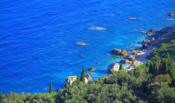 pohled přes modrý azur pobřeží na ostrově Korfu - Fotografie, Obrázek