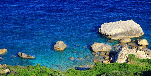 widok na wybrzeże azur niebieski na wyspie Korfu - Zdjęcie, obraz