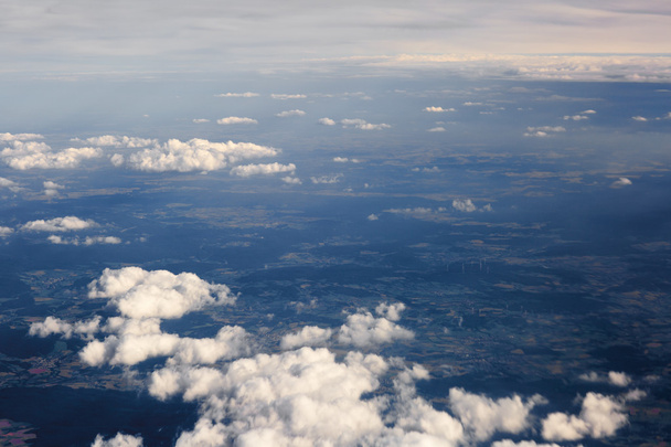 Bolyhos felhők, a föld, a táj felett. - Fotó, kép