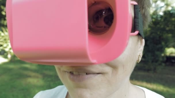 Énorme oeil formidable et amusant grâce à la lentille de lunettes VR
 - Séquence, vidéo