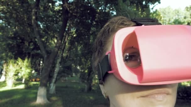 Величезні приголомшливі і веселі очі через VR окуляри об'єктив
 - Кадри, відео