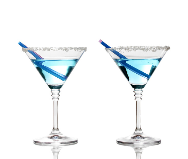 modrý koktejl v martini sklenice izolované na bílém - Fotografie, Obrázek