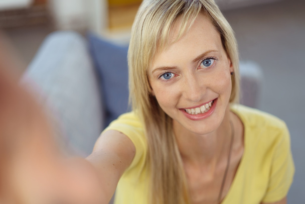Femme souriante avec prise d'un autoportrait
 - Photo, image