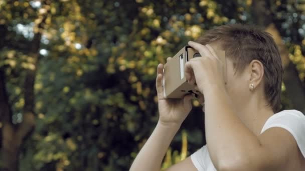 Zkoumání virtuální realita karton Vr brýle - Záběry, video