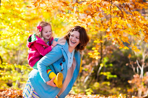 Mother and child in autumn park - Zdjęcie, obraz