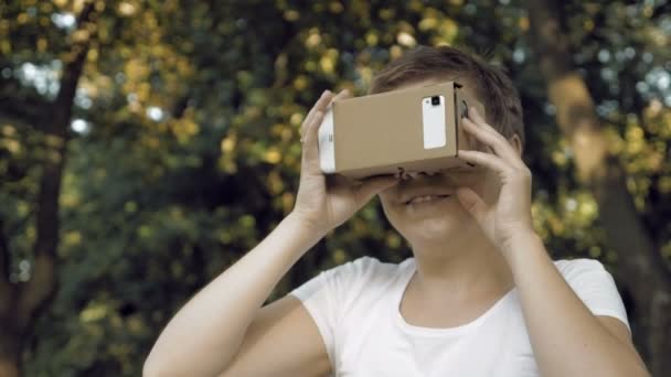 Exploring virtual reality in cardboard VR glasses - Footage, Video