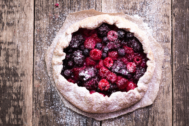 Blueberry,cherry,raspberry and blackcurrant galette on w wooden background. - Foto, afbeelding