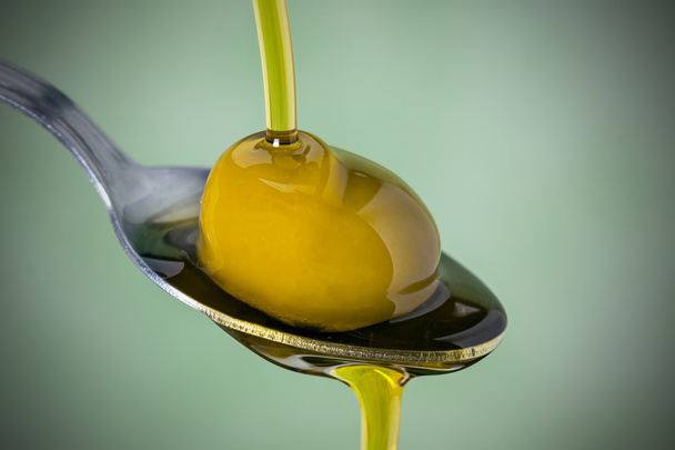 olijfolie op achtergrond - Foto, afbeelding