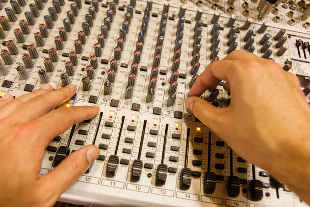 console de mixage audio professionnelle avec faders et boutons de réglage - Photo, image