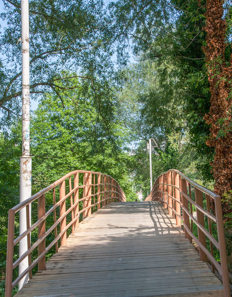 старый деревянный мост через реку с перилами
 - Фото, изображение